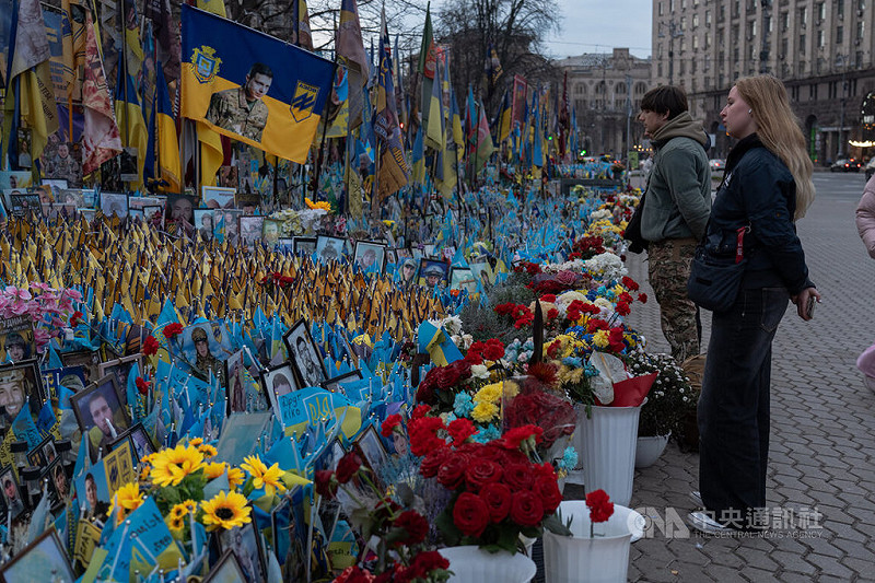 俄烏和平方案再度成為國際焦點，但基輔民眾對和談普遍不抱期待。圖為基輔獨立廣場附近，有民眾悼念在俄烏戰事中，為烏克蘭犧牲的士兵。中央社記者陳彥婷基輔攝　114年11月28日   圖：中央社提供