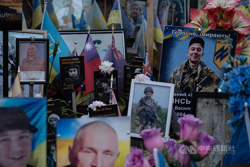 俄烏和平方案再度成為國際焦點，但基輔民眾對和談普遍不抱期待。圖為基輔獨立廣場附近，放置了台灣志願兵曾聖光與吳忠達的悼念照。中央社記者陳彥婷基輔攝　114年11月28日   圖：中央社提供