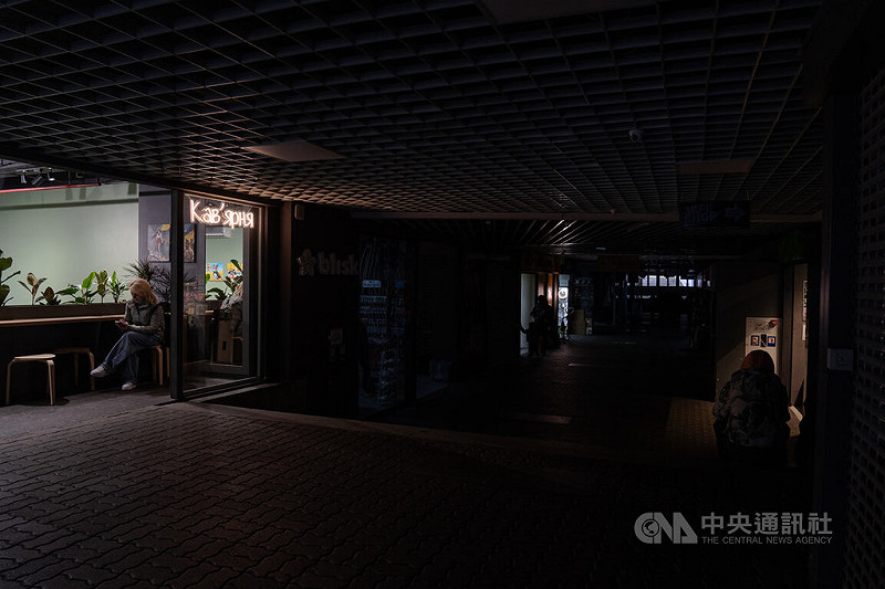 俄烏和平方案再度成為國際焦點，但基輔民眾對和談普遍不抱期待。圖為烏克蘭能源設施遭重創，多區日常需要限電，街頭氣氛沉重。中央社記者陳彥婷基輔攝　114年11月28日   圖：中央社提供