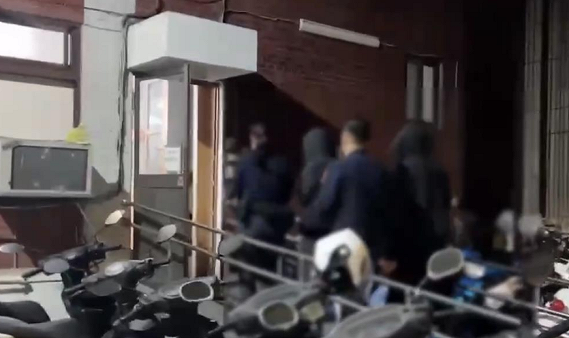 全案依違反《刑法》第234條公然猥褻罪嫌，將兩人移請高雄地檢署偵辦。   圖：翻攝畫面