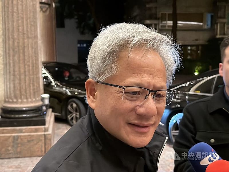 黃仁勳晚間返回下塌飯店文華東方時短暫受訪表示，他晚上去了國賓飯店用餐，今天「真的超級累」，隨即步入飯店休息。中央社記者吳家豪攝　114年11月27日   