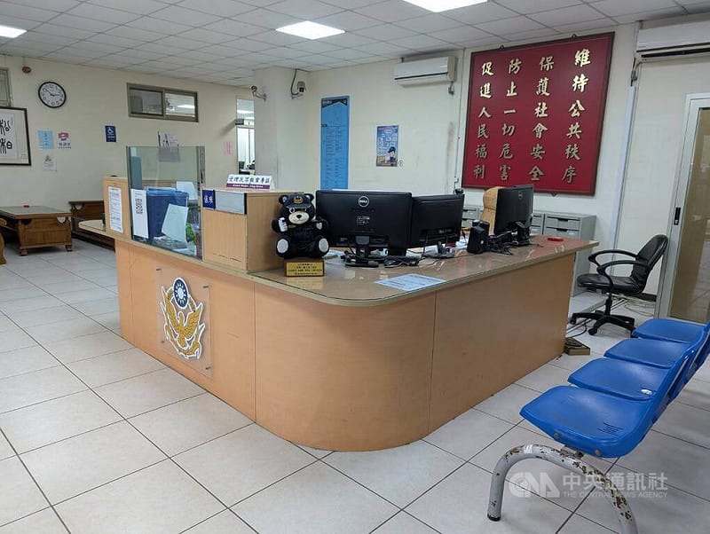 新竹縣警察局新湖分局戴姓員警涉及詐欺案件，新北地檢署日前指揮警方搜索湖口派出所，包含個人座位及備勤室床位等，並將戴男帶回約談，檢察官訊後諭令新台幣25萬元交保。警方28日說，將依法嚴處。圖為湖口派出所。中央社記者郭宣彣攝　114年11月28日   