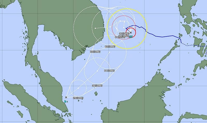 日本氣象廳今天上午發布烈風警報(Gale Warning)，馬來西亞附近海面有一個熱帶性低氣壓生成，且強度預估持續增強，最快在明天上午就可能形成颱風，未來將朝東北方前進。   圖：取自台灣颱風論壇