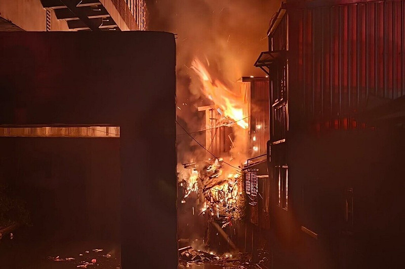 基隆市成功二路一間民宅28日凌晨發生火警，火勢猛烈，獨居屋內90多歲老婦被及時救出，火勢約在凌晨1時30分撲滅。（基隆市消防局提供）中央社記者沈如峰基隆傳真　114年11月28日   