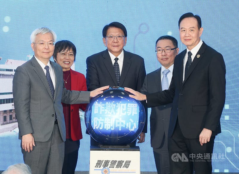 「詐欺犯罪防制中心法制化啟航典禮」記者會28日在刑事局舉行，總統府祕書長潘孟安（中）、內政部長劉世芳（左2）、行政院政務委員林明昕（右2）、警政署長張榮興（左）、刑事局長周幼偉（右）出席，一同啟動儀式。中央社記者謝佳璋攝  114年11月28日   