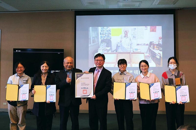 蠓科玻片標本入館前由學生協助整理，今日科博館特別頒發感謝狀致謝。   圖：國立自然科學博物館/提供