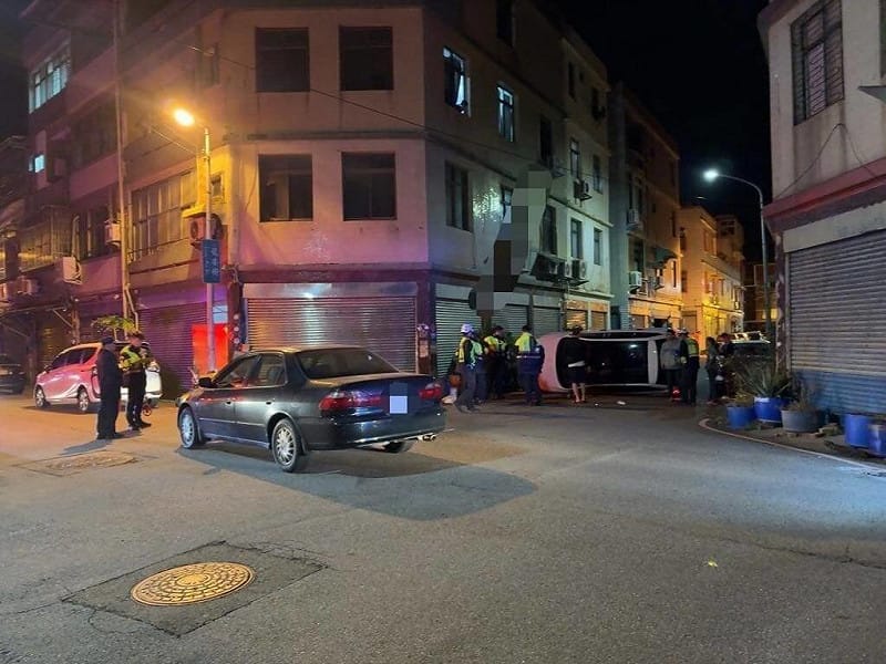 19歲王姓男子28日凌晨無照駕駛自小客車，於苗栗縣竹南鎮與他車發生碰撞，王男車輛失控側翻，並波及3輛停放路旁的汽機車。警方表示，王男輕微擦挫傷，由救護人員於現場清理傷口擦藥未就醫。（警方提供）中央社記者管瑞平傳真　114年11月28日   