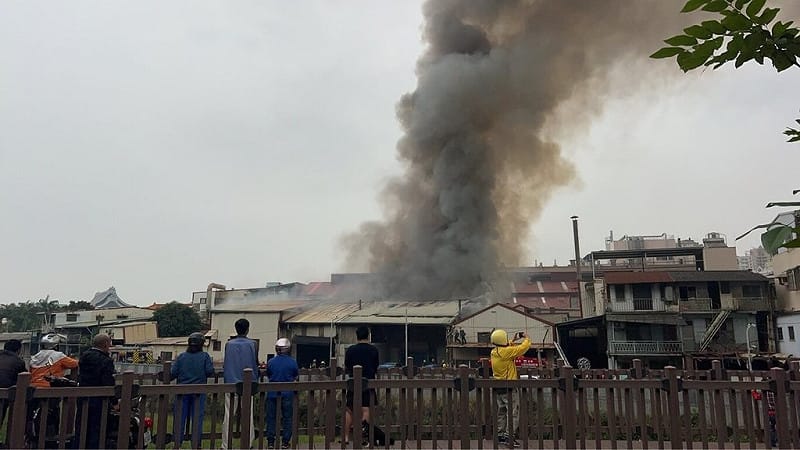 高雄市三民區孝順街1間烤漆工廠28日下午火警，現場黑煙竄天，消防布線搶救中。（讀者提供）中央社記者洪學廣傳真　114年11月28日   
