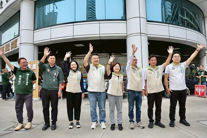 高雄市議會「南方問政聯盟」跨選區、跨世代8成員，共同重返街頭拜票。   圖：南方問政聯盟/提供