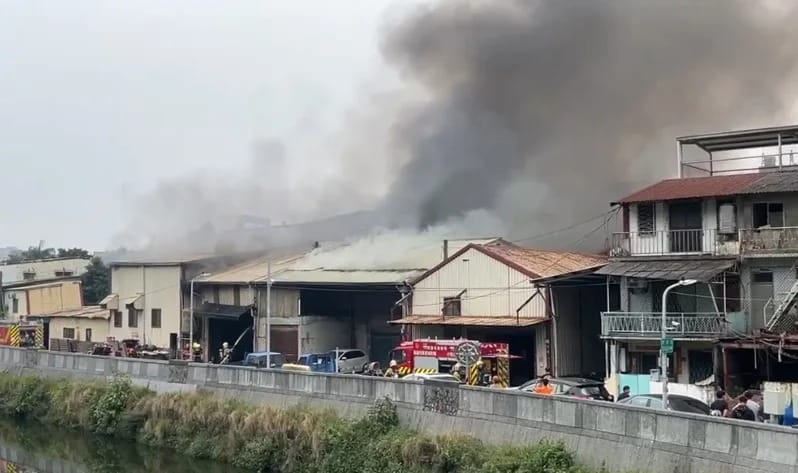 高雄三民區一間汽車烤漆工廠今日下午突發大火。   圖：民眾提供