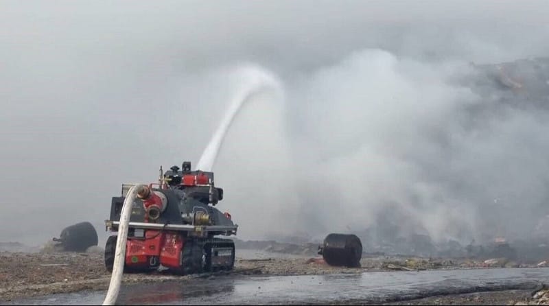 澎湖紅羅村垃圾衛生掩埋場27日凌晨發生大火，消防局表示，此次火警規模大，除馬公及各鄉市消防分隊投入馬拉松式救援外，僅有的消防機器人也加入灑水降溫。（澎湖消防局提供）中央社　114年11月28日   