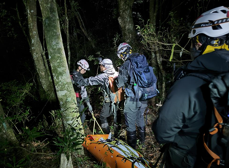 桃園市消防局特搜義消共31人上山搜尋，以人力辦運罹難獵人遺體下山。   圖：桃園消防局提供