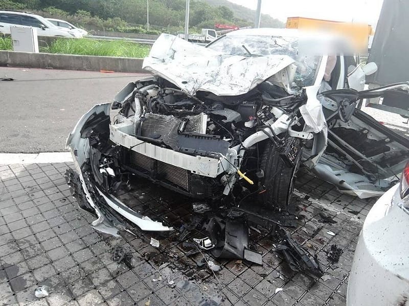 陳姓男子28日開車時疑因使用輔助駕駛系統、分心駕駛，在國道1號楊梅休息站先後撞擊護欄及5輛停車格內車輛，包含陳男自己在內共有3人輕傷、送醫治療。（警方提供）中央社記者葉臻傳真　114年11月28日   