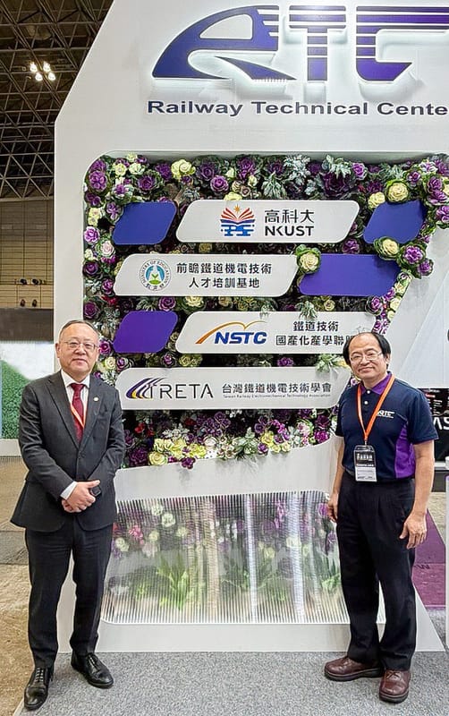 高鐵董事長史哲(左)指出，預計新車上路後尖峰發車能力可提升25％。   圖：台灣高鐵／提供