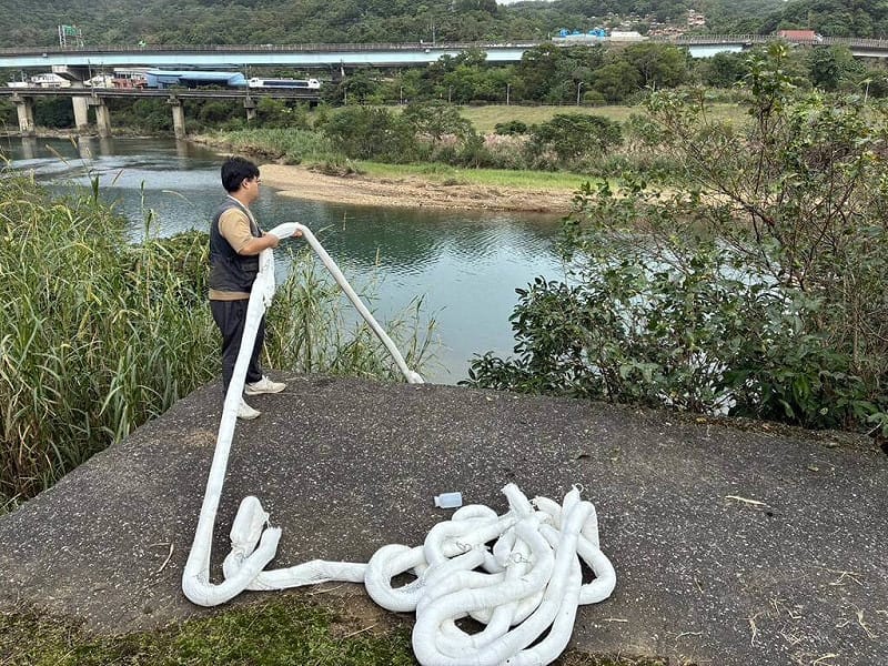 基隆河八堵抽水站附近河面27日出現油污，環保局28日表示，獲報後隨即啟動緊急應變與稽查作業，並在河面上布設攔油索，已加強巡查、追緝污染源。（基隆市政府提供）中央社記者沈如峰基隆傳真　114年11月28日   