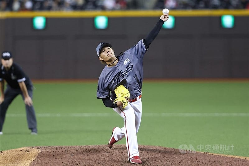 味全龍隊28日提交60人契約保留球員名單，33歲投手王維中（圖）不在名單內，領隊丁仲緯表示，球隊有提供方案持續溝通、但也不限制王維中尋求其他機會。（中央社檔案照片）   