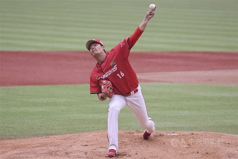 味全龍隊投手王維中沒有被放在契約球員保留名單中，目前在國外訓練，據了解也已經有球團探尋。(中央社檔案照片）   