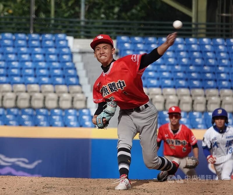 2025年第13屆黑豹旗全國高中棒球大賽持續展開，台東體中28日8強戰與大溪高中交手，東體左投曾睿豪（圖）先發5局好投壓制對手打線，助隊以1比0搶勝，成功晉級4強。中央社記者謝靜雯攝　114年11月28日   