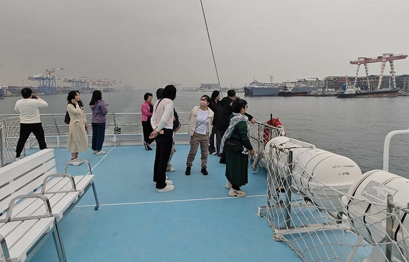 高雄空大師生沿途觀看碼頭運作景象。   圖：高雄市立空中大學/提供