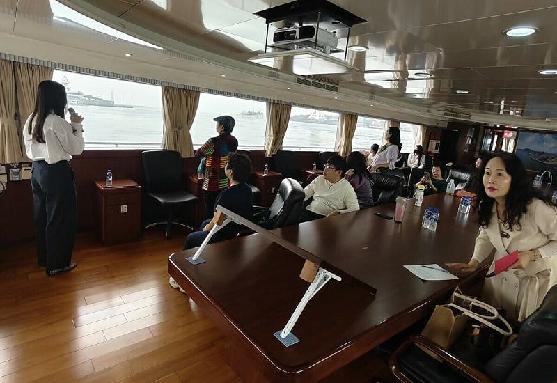 高雄空大師生透過專業導覽與實地遊港行程，深入認識高雄港。   圖：高雄市立空中大學/提供