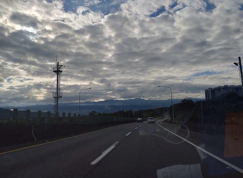 新竹台68線東西向快速公路，因要進行改善照明工程，將從12月1日起至12月30日進行日間短期施工。   圖：翻攝自Google Maps