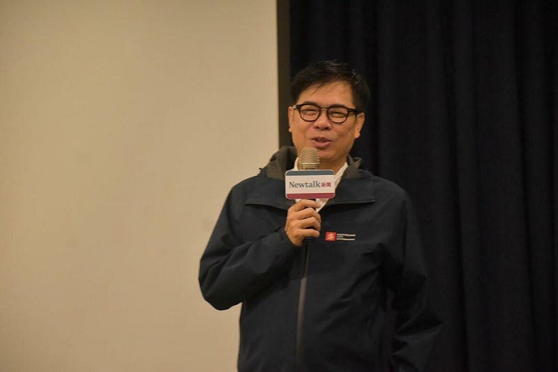 陳其邁與在場大學生侃侃而談。   圖：孫家銘攝