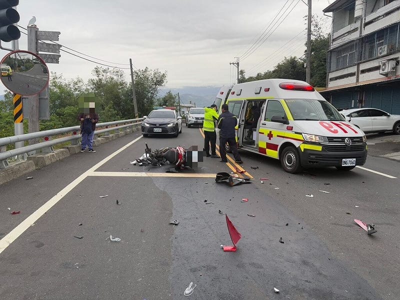 台東市志航路和富源路口29日上午發生左轉小貨車和直行機車碰撞，20多歲的空軍志航基地許姓士官重創送醫不治。警方呼籲，車輛駕駛要有直行車優先觀念。（警方提供）中央社記者盧太城台東傳真 114年11月29日   