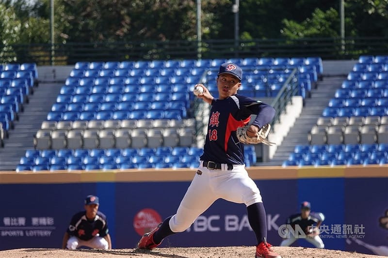 黑豹旗青棒賽平鎮高中高三投手蔡辰瀧（圖）29日4強賽，7局完封好投，率隊以1比0擊敗高苑工商、晉級冠軍戰。中央社記者謝靜雯攝  114年11月29日   