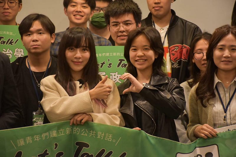 學員開心與黃捷合照。   圖：孫家銘攝