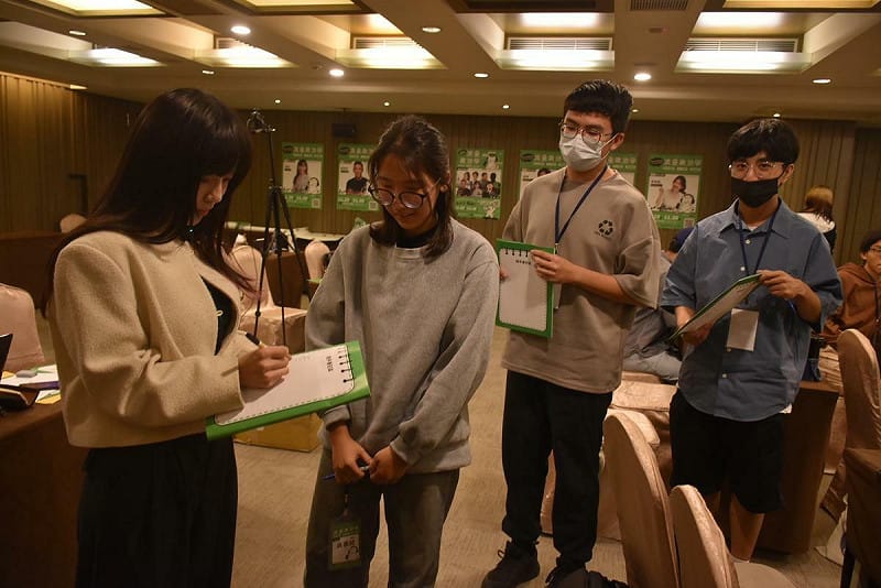 黃捷(左一)演講完後，學員排隊索取簽名。   圖：孫家銘攝