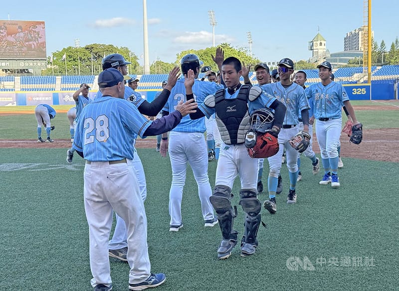 2025黑豹旗全國高中棒球大賽29日進行4強戰，羅東高工（圖）與台東體中交手展現韌性，終場以11比8搶勝、隊史首闖冠軍戰，賽後選手場中列隊致意。中央社記者謝靜雯攝　114年11月29日   
