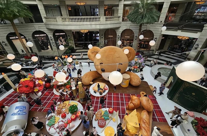 信義區百貨聖誕打卡裝置亂象頻傳，引起社群討論。   圖：翻攝Threads/來源：chinling_kuo