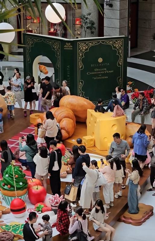 信義區百貨聖誕打卡裝置亂象頻傳，引起社群討論。   圖：翻攝Threads/來源：chinling_kuo