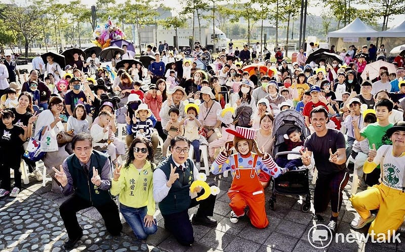 「2026台南好young」耶誕跨年系列活動今日正式啟動。首場親子活動「南科童樂太空站」今日下午在南科考古館舉行，現場人聲鼎沸，不論是香蕉先生使出的絕活功夫大球秀、馬戲藝術家JAMA多元的雜耍技藝，有趣詼諧的互動皆讓大、小朋友一飽眼福，充滿愉悅的歡笑聲。   圖：台南市政府提供