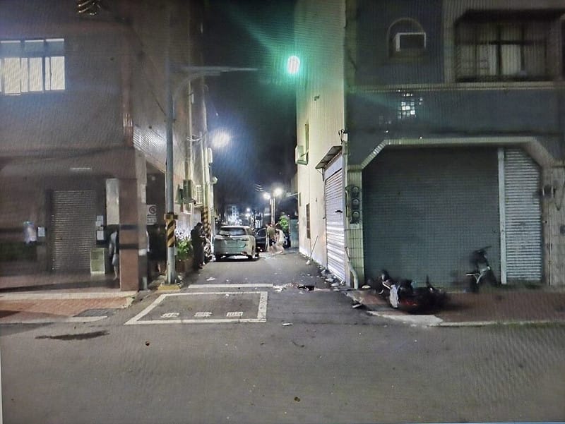 高雄市28日晚間發生死亡車禍，50歲林姓男子開車在林園區一處巷弄欲左轉時，與21歲陳姓機車騎士發生擦撞，騎士送醫不治，肇事原因仍有待鑑定釐清。（高雄市林園警分局提供）中央社記者洪學廣傳真　114年11月29日   