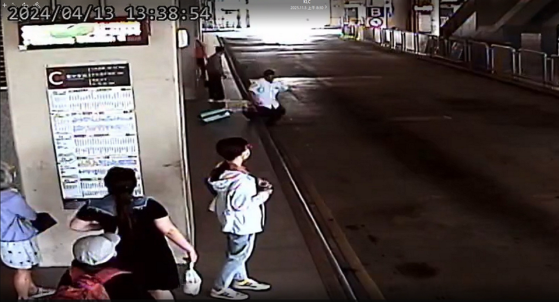 邱姓婦人行經台中火車站一樓公車轉運中心 C 月台與公車道連接處時，因現場燈光昏暗，未察覺高低落差而踩空，導致左手骨折。   圖：取自 司法院判決書