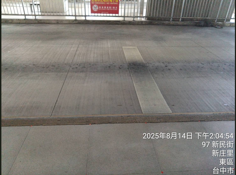 法院勘驗發現，C 月台石緣標線已嚴重褪色，幾乎呈深灰色，與法規規定的「標準黃色第 18 號」差距甚大。   圖：取自 司法院判決書