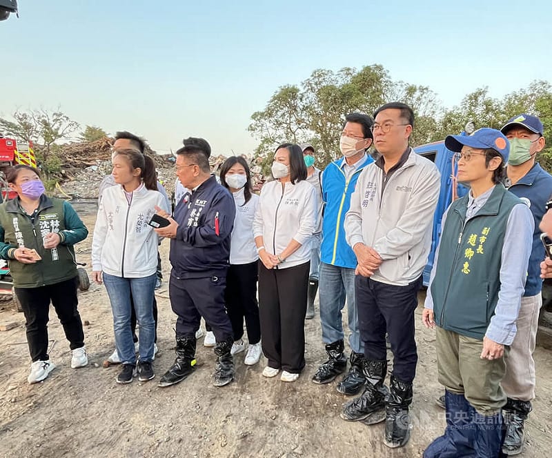 台南市後壁區烏樹林廢棄物暫置場日前發生大火，現場迄今仍在進行殘火處理。環境部長彭啓明（前右2）29日在副市長趙卿惠（前右）等人陪同下前往視察。中央社記者張榮祥台南攝　114年11月29日   