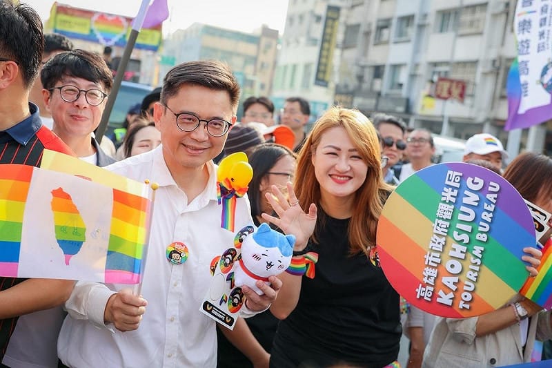 賴瑞隆(前排中)親自到場參與2025高雄同志大遊行。   圖：賴瑞隆辦公室/提供