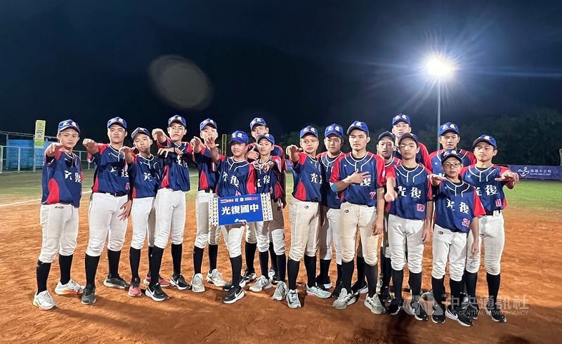 受馬太鞍溪堰塞湖溢流災情影響，花蓮縣光復國中棒球隊（圖）至今仍無法有效訓練，但仍秉持「有限空間做有限的事」精神參與關懷盃，盼能打出好表現，以自身表現鼓勵光復鄉民。   圖:中央社提供