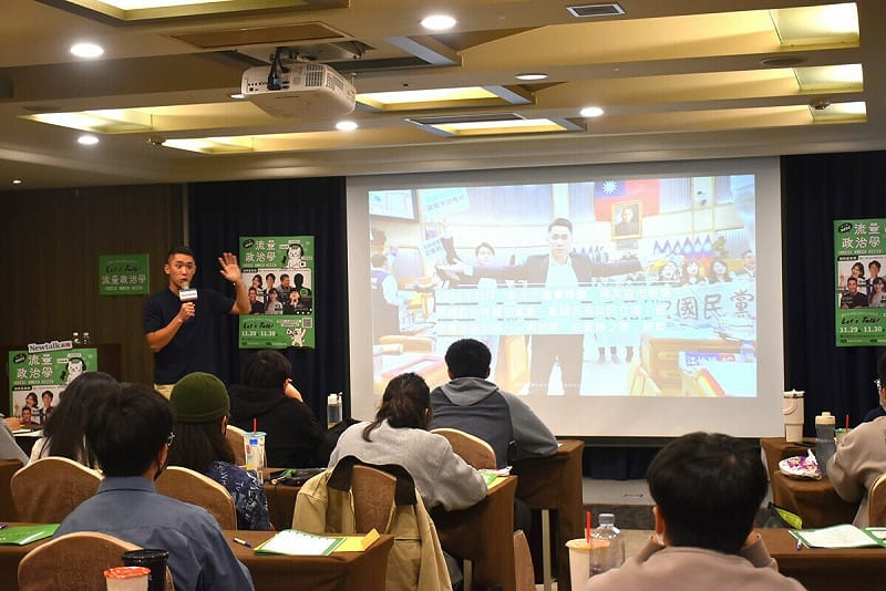 議會質詢的冗長影片沒人看，陳世軒剪輯成簡影音版，流量立刻大增。   圖：孫家銘攝