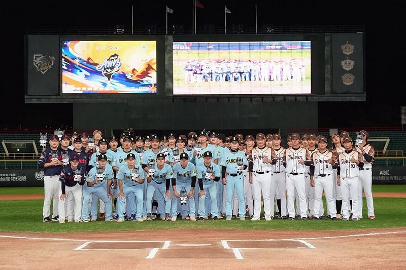 2025亞洲冬季棒球聯盟韓職聯隊29日以4比0完封台灣山林隊，韓職聯隊冬盟賽程提前結束，聯盟也致贈紀念品，盼未來有更多交流機會。圖為台韓兩隊賽前合影。（中華職棒提供）中央社記者謝靜雯傳真　114年11月29日   