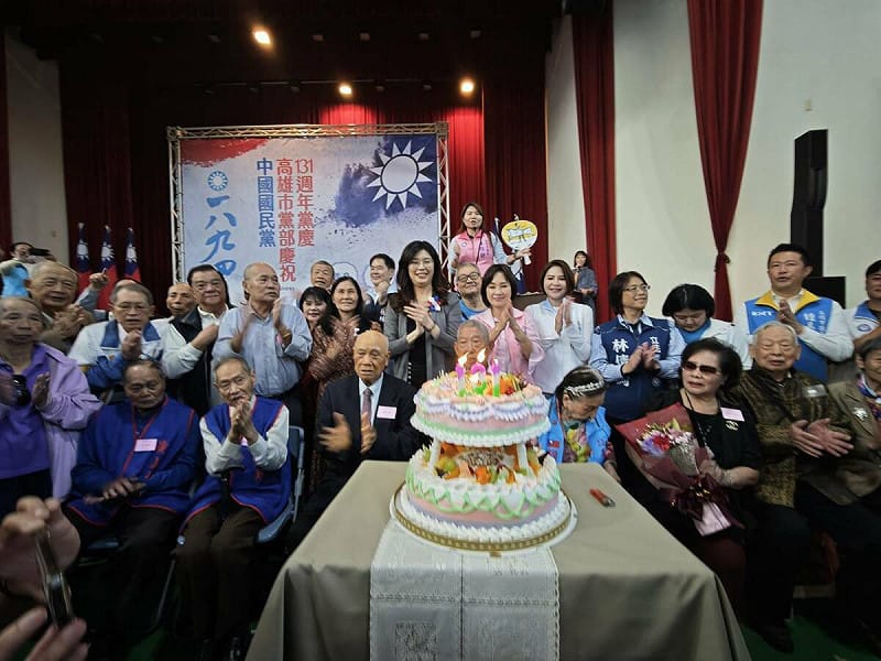 國民黨在鳳山共同慶祝國民黨131歲的生日。   圖：國民黨高雄市黨部/提供