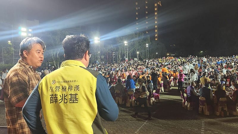 薛兆基(左二)為自己的政治理想背水一戰。   圖：薛兆基/提供