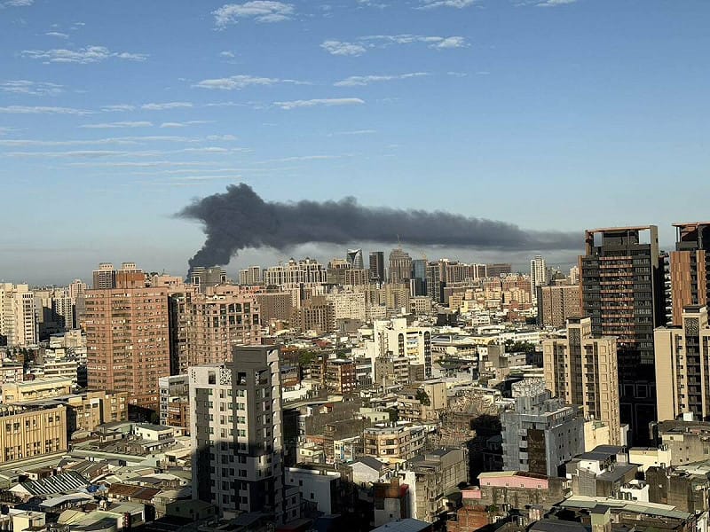 桃園市蘆竹區龍安街二段傳工廠大火，現場竄出大量黑色濃煙直衝天際。   圖：翻攝「臉書」詹江村粉絲專頁