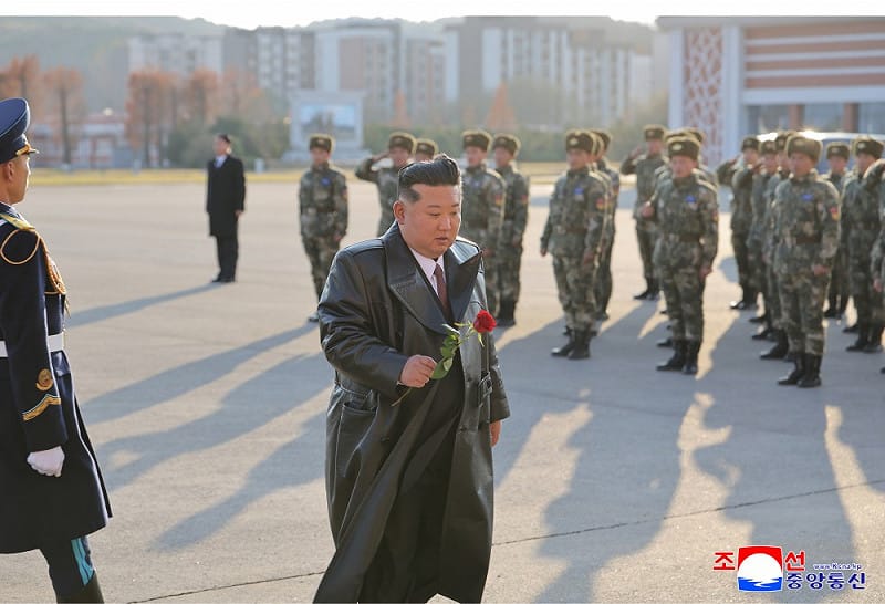 金正恩當天除了出席飛行示威之外,也出席紀念報告會、演出與國防部舉行的紀念宴會。 圖:取自 朝中社 金正恩當天除了出席飛行示威之外,也出席紀念報告會、演出與國防部舉行的紀念宴會。 圖:取自 朝中社