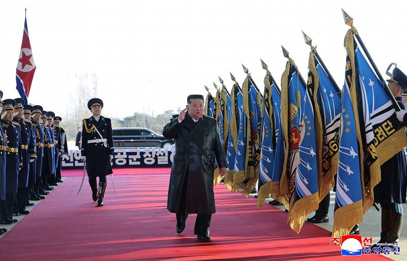 金正恩攜女兒金主愛一同出席,全程觀摩飛行表演、發表紀念講話,並向空軍部隊交付「新的重大任務」。 圖:取自 朝中社 金正恩攜女兒金主愛一同出席,全程觀摩飛行表演、發表紀念講話,並向空軍部隊交付「新的重大任務」。 圖:取自 朝中社