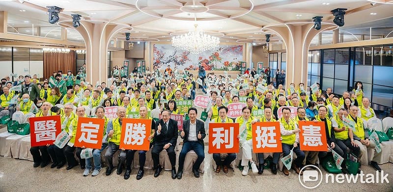 林俊憲競選節奏緊密，每週皆有不同地區或領域後援會成立。今日再舉行「醫定勝利」聯合後援會成立大會，成員陣容相當豪華，包含全國醫師、牙醫師及中醫師三大醫界公會聯合會理事長，以及來自林俊憲母校台南一中、成功大學的各界校友。   圖：林俊憲服務處提供