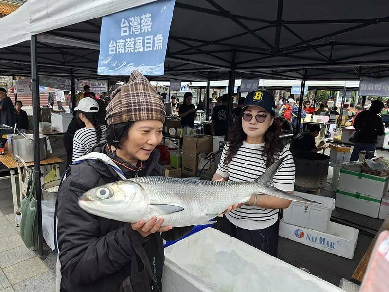 「虱目魚香繞鯤鯓，旋而又入北汕尾」，繼11月16日在北門區南鯤鯓代天府前廣場盛大舉辦「2025臺南虱目魚產業文化主題活動」開幕式之後，今日選在安南區四草大眾廟辦理第二場產業文化活動，規劃虱目魚特產市集、食漁教育體驗、虱目魚摺紙及創意彩繪、台江觀光船遊程等豐富的互動內容，   圖：台南市政府提供