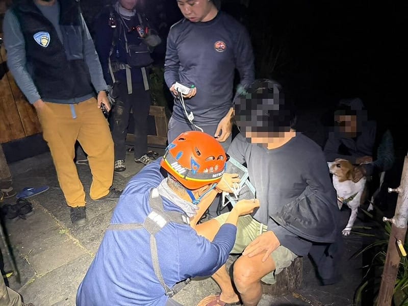 5名民眾29日到屏東霧台鄉舊好茶部落訪友，疑誤食不明植物，5人身體不適，出現幻覺、精神恍惚等症狀，屏東警消獲報馳援，補充水分後症狀均緩解。（屏東消防局提供）中央社記者李卉婷傳真　114年11月30日   